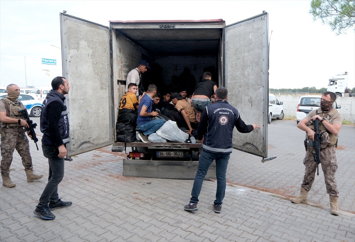 Kırklareli\'nde kamyonet kasasında 32 düzensiz göçmen yakalandı