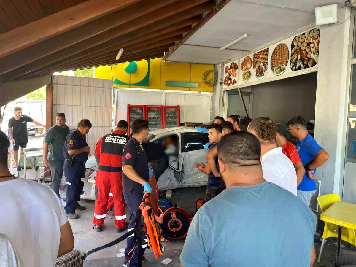 Muğla\'da otomobil fırına daldı: 2 yaralı