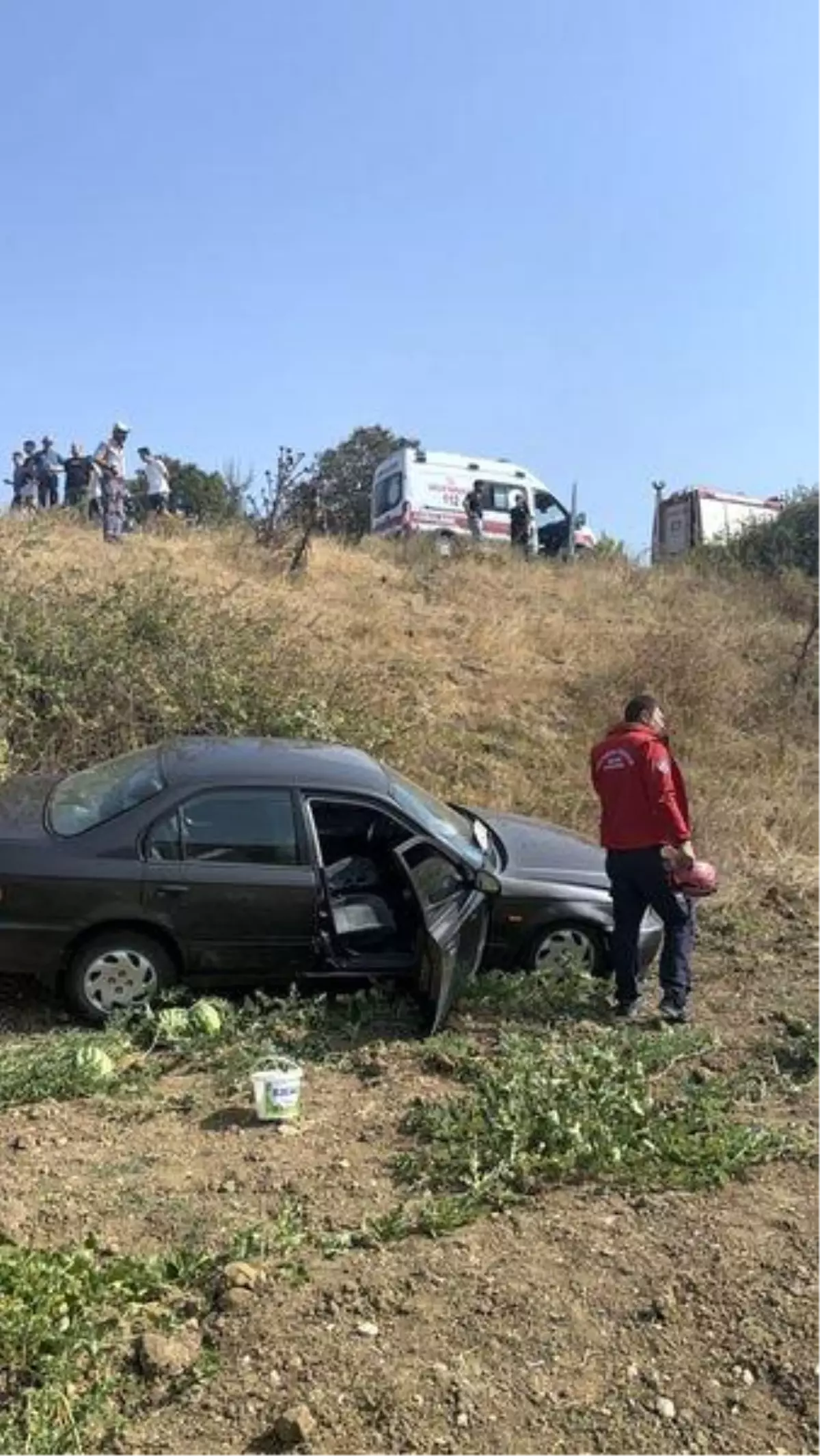 Balıkesir\'de otomobil tarlaya uçtu, sürücü yaralandı