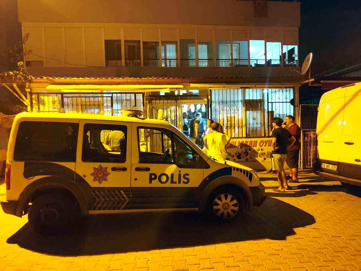 Kuşadası\'nda İş Yerinde Silahla Vurulmuş Halde Ölü Bulundu