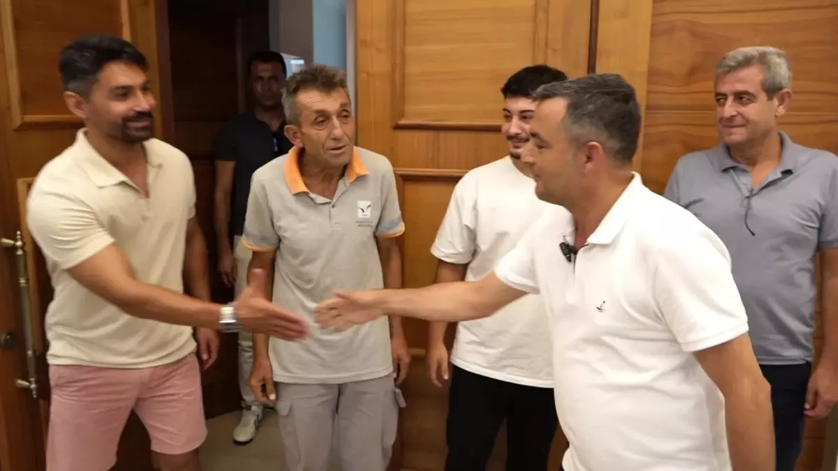 Manavgat Belediye Başkanı, dürüst personeli ödüllendirdi