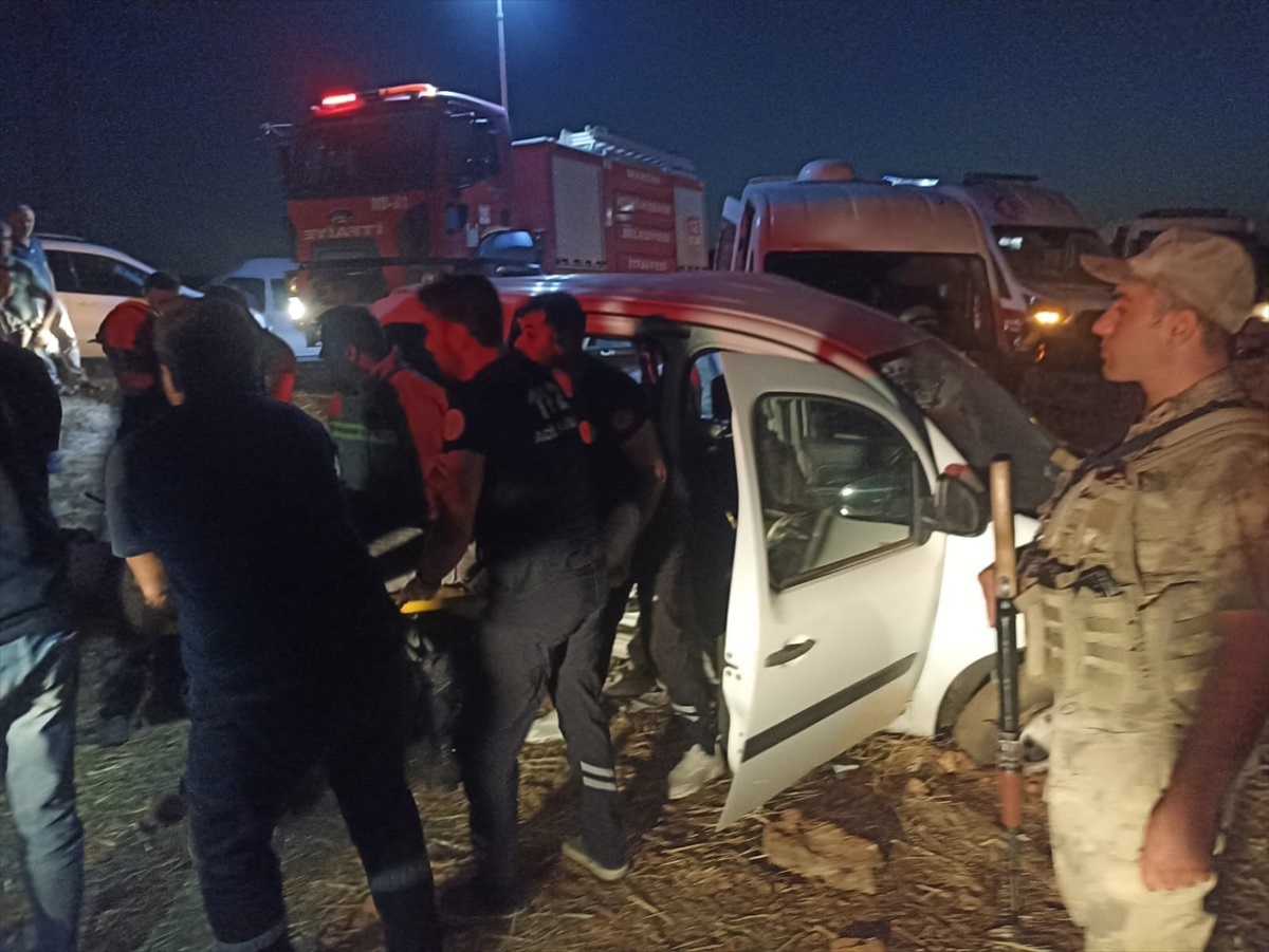 Mardin\'de minibüs ile otomobil çarpıştı: 5 yaralı