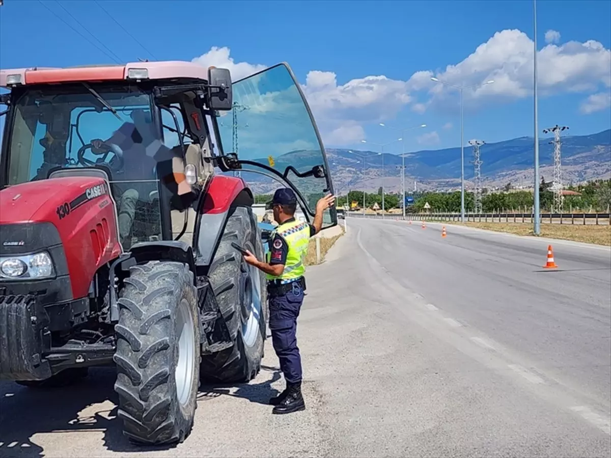 Amasya Merzifon\'da yapılan trafik denetiminde 8 sürücüye para cezası uygulandı