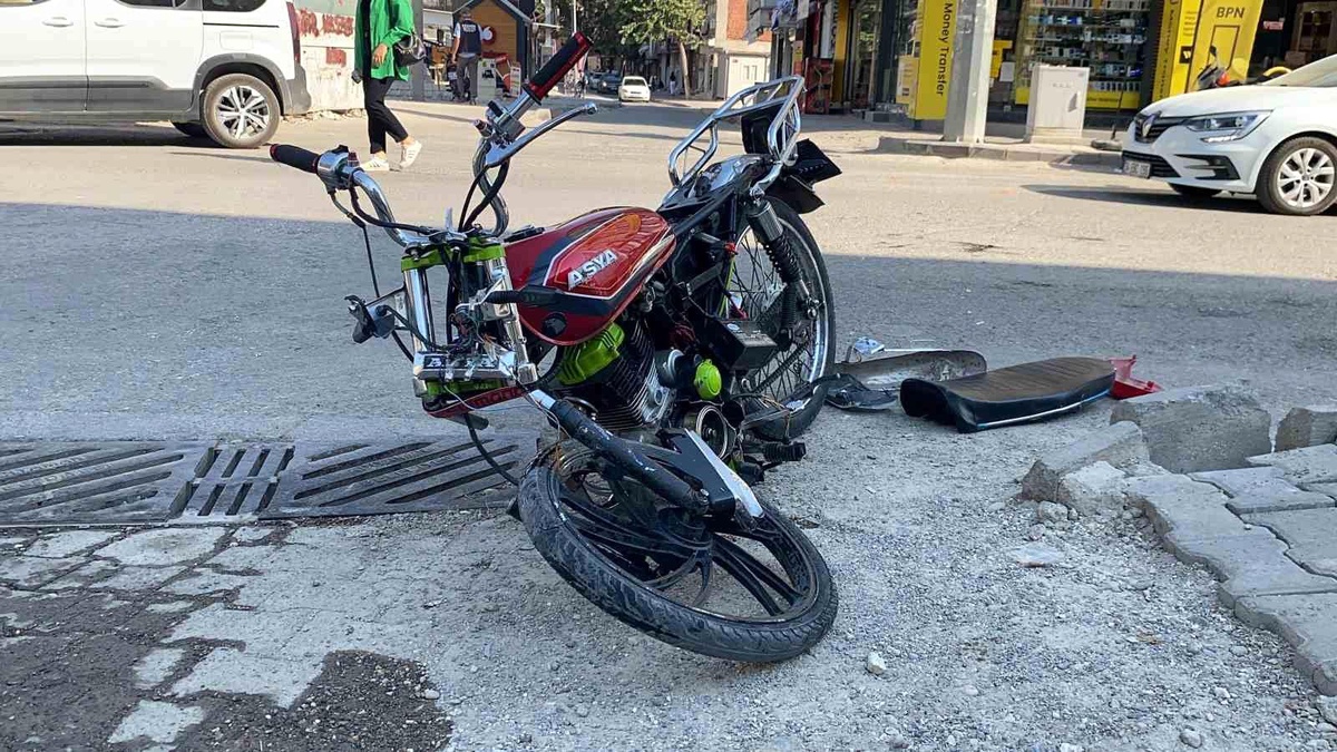 Adıyaman\'da motosiklet ile otomobil çarpışması