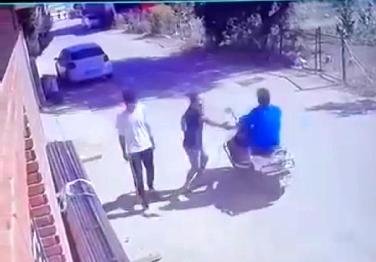 Bursa\'da Motosikletli Arkadaşına Şaka Yapan Kişi Kaza Atlattı