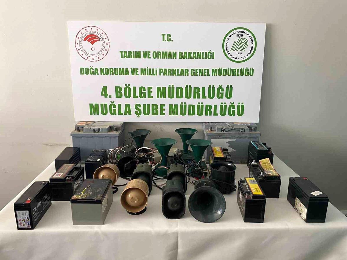Muğla\'da yasa dışı avlanmada kullanılan 12 adet kuş sesi çıkaran cihaz ele geçirildi