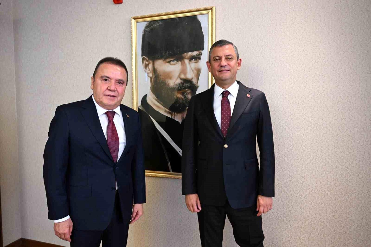 Antalya Büyükşehir Belediye Başkanı Muhittin Böcek, CHP Genel Başkanı Özgür Özel\'i ziyaret etti
