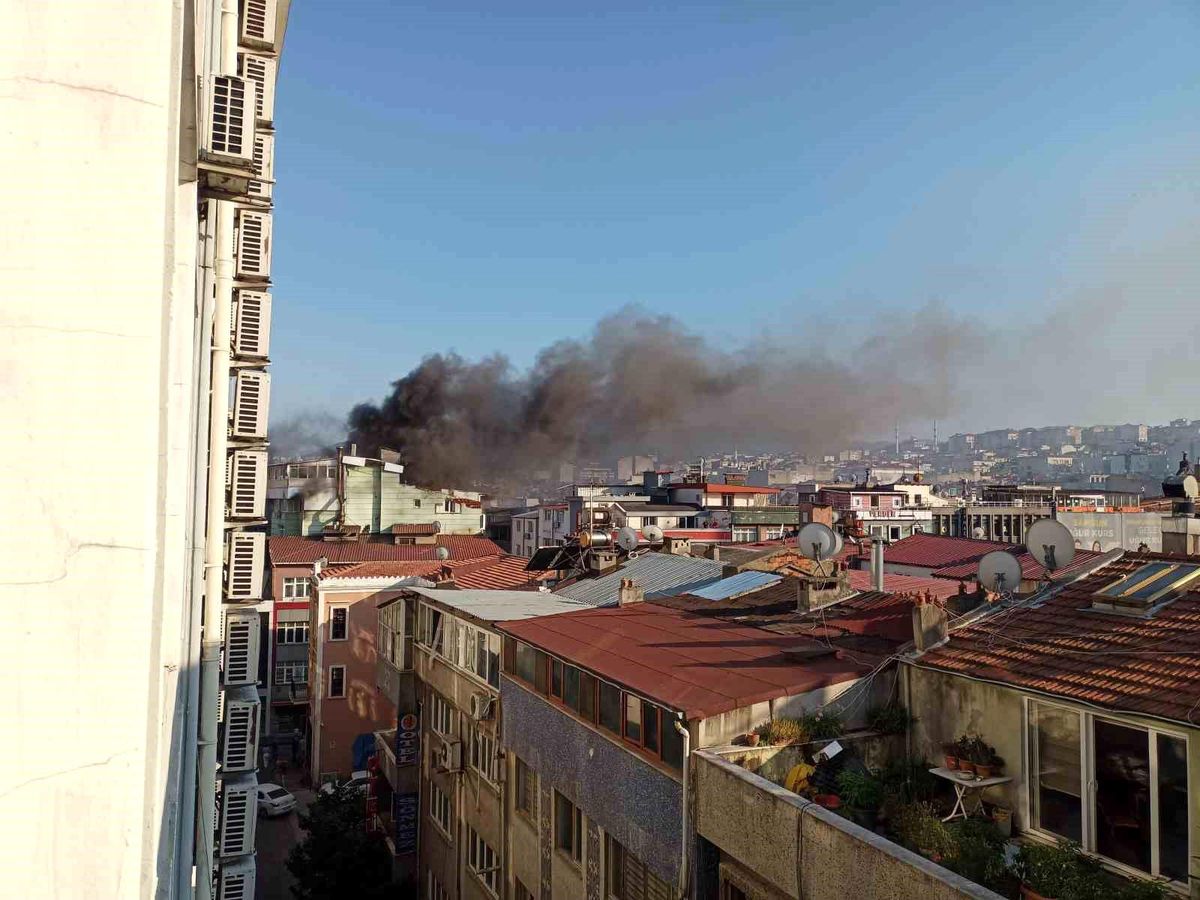 Samsun\'da Otelin Çatı Katında Yangın Çıktı