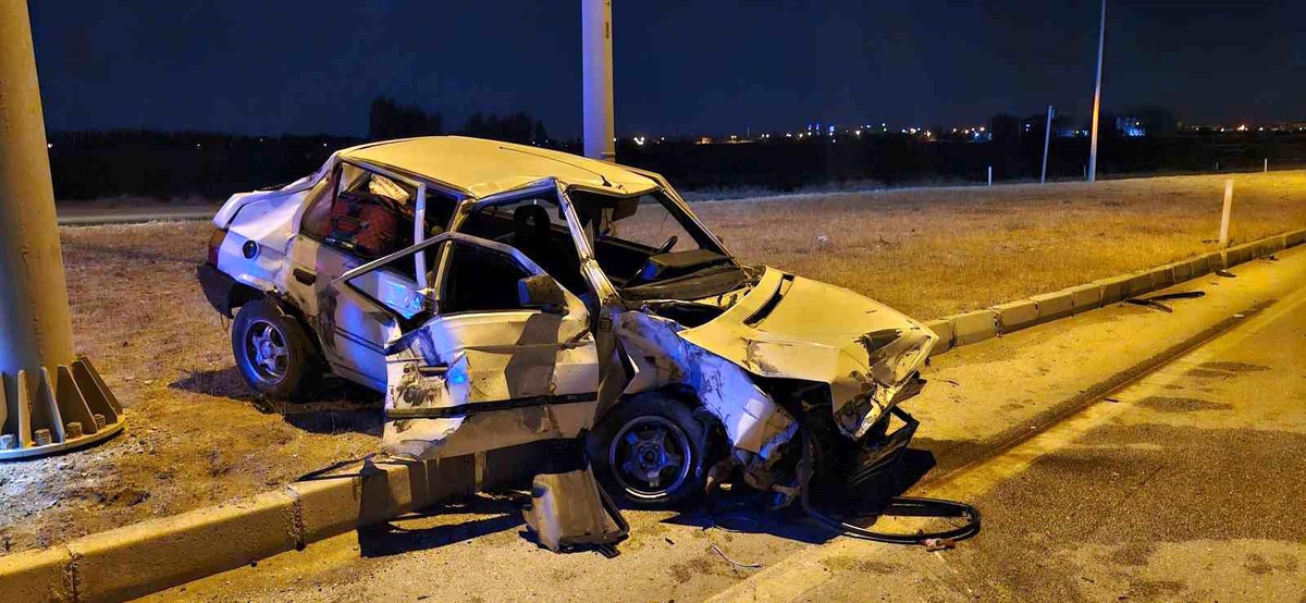 Çorum\'da Otomobil ile Kamyon Çarpışması: 2 Kişi Hayatını Kaybetti