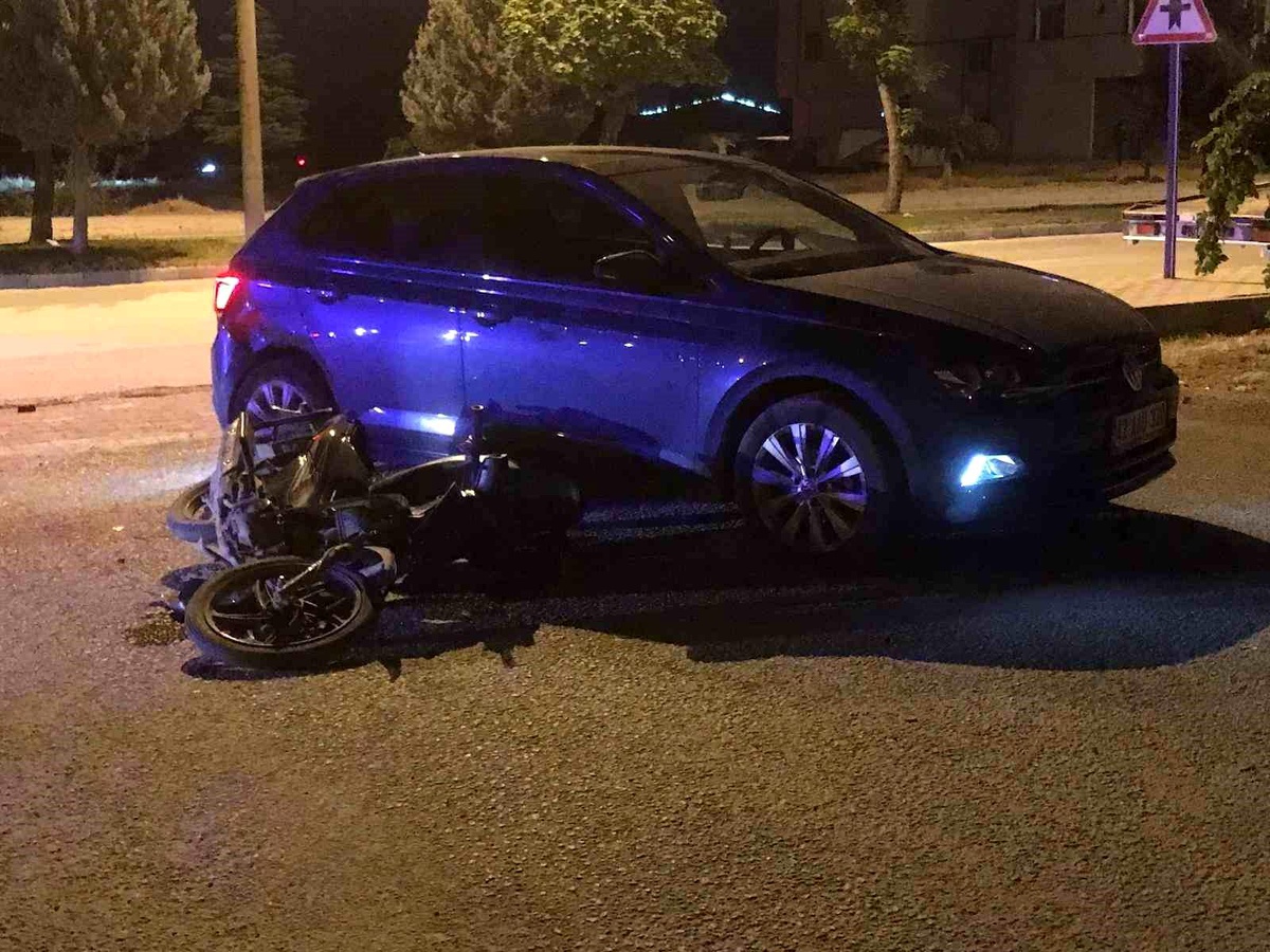 Konya Ereğli\'de Otomobil ile Motosiklet Çarpıştı: Motosiklet Sürücüsü Ağır Yaralandı