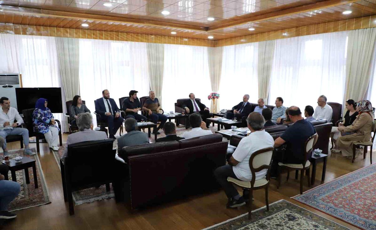 Atatürk Üniversitesi Rektörü Prof. Dr. Ahmet Hacımüftüoğlu, Üniversite Mensuplarını Kabul Ediyor
