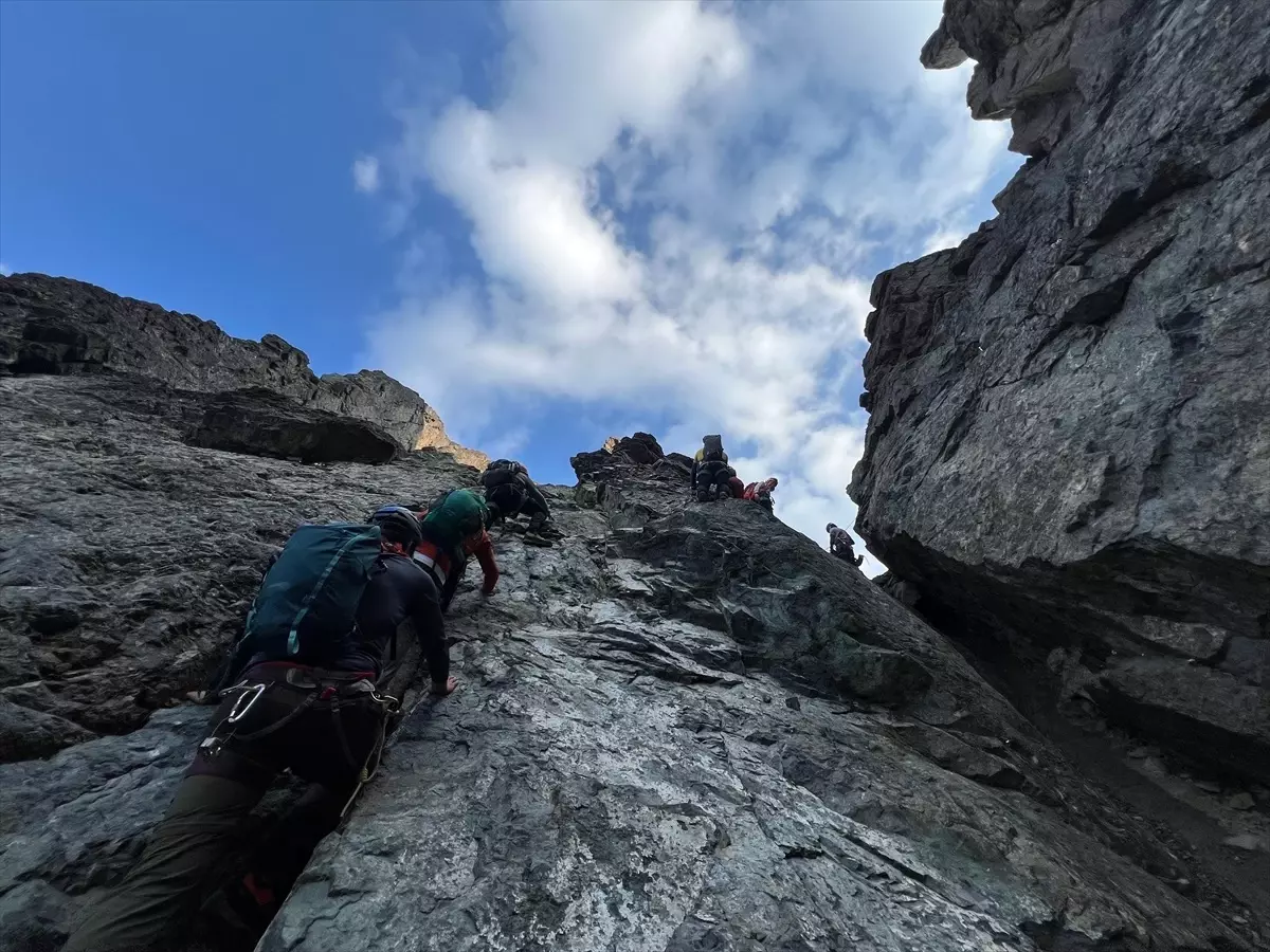 Asya Dağcılık ve Doğa Sporları Kulübü Üyeleri Verçenik Tepesi\'ne Tırmandı