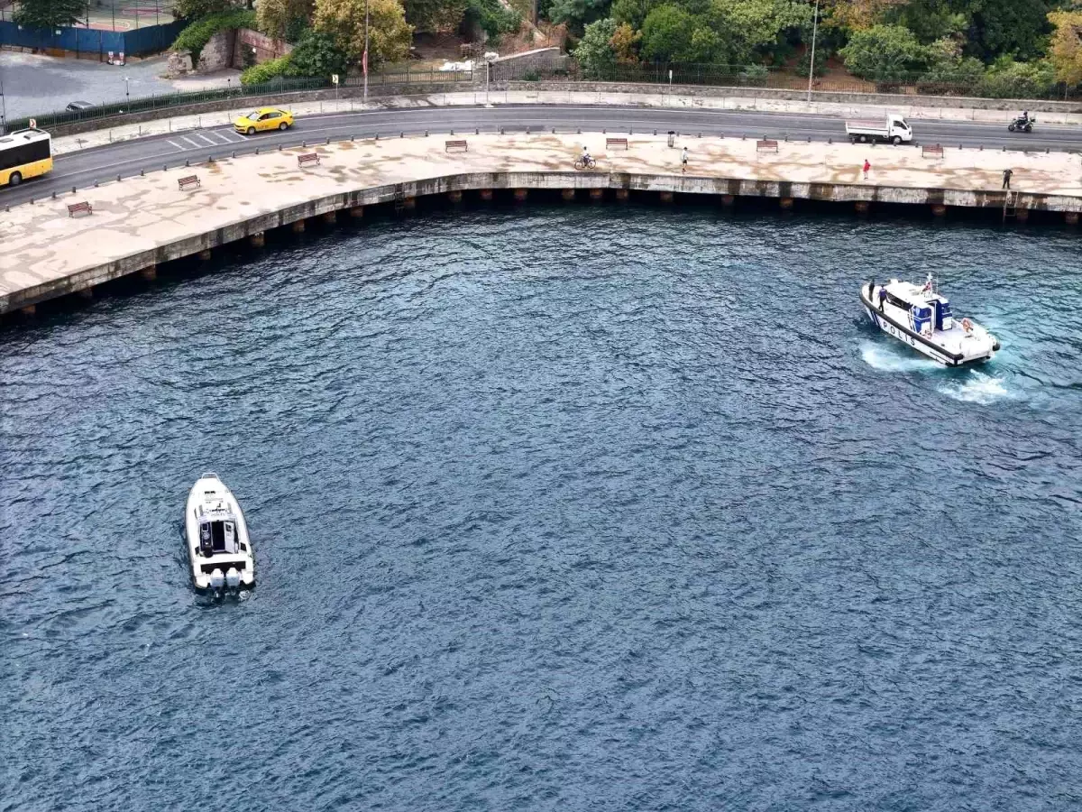 İstanbul Sarıyer\'de Boğazda Teknenin Batması Sonucu Kaybolan Kişiyi Arama Kurtarma Çalışmaları Görüntülendi