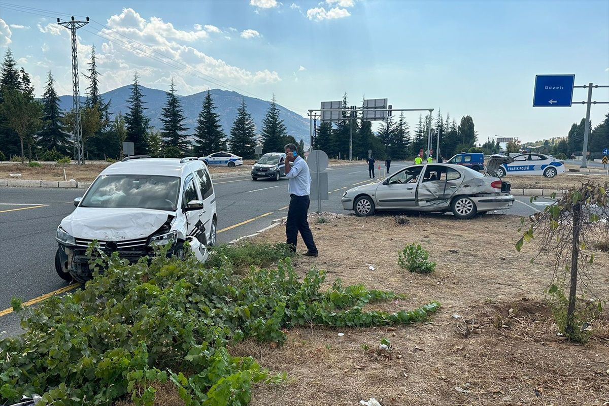Elazığ\'da hafif ticari araç ile otomobilin çarpışması sonucu 9 kişi yaralandı