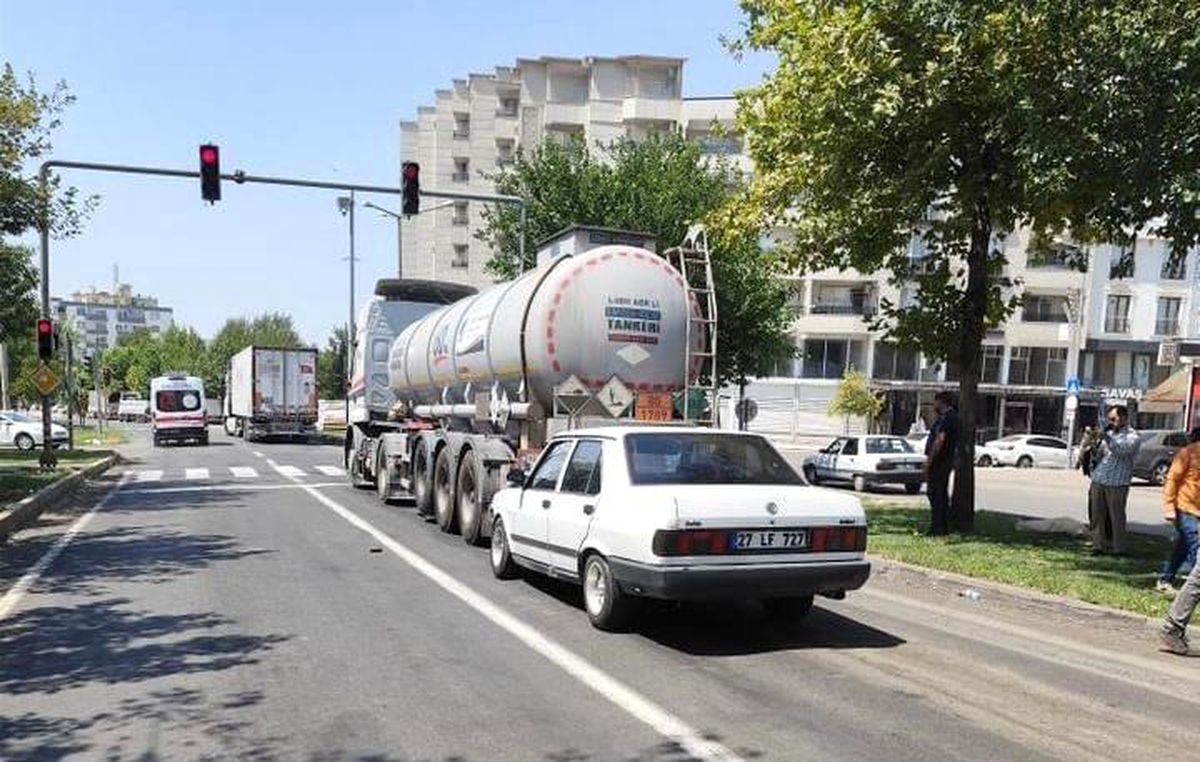 Şanlıurfa\'da Işıklarda Bekleyen Tıra Otomobil Çarptı: 2 Yaralı