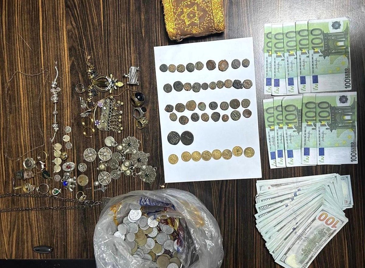 Mersin\'de Operasyonda Toprak Altı Paralar Bulundu