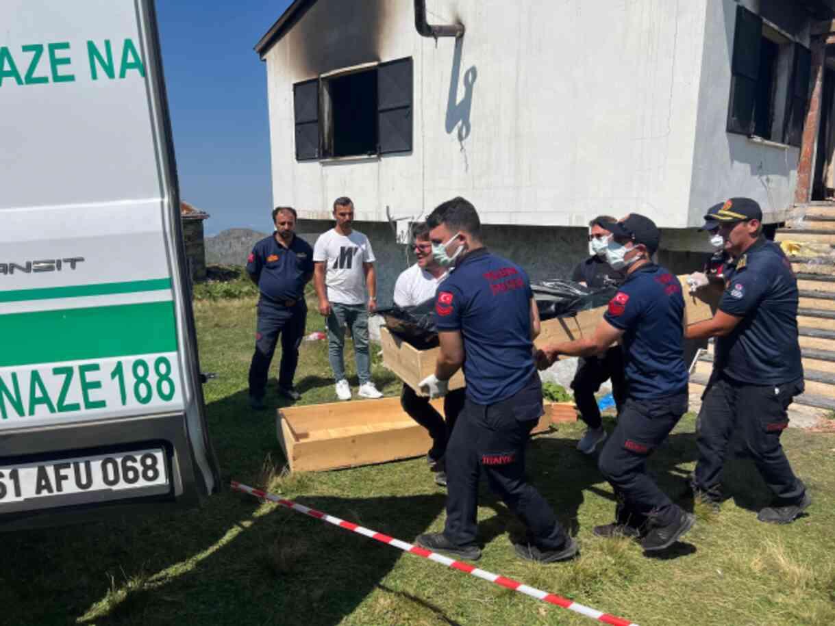 Yanan evde cesetleri bulunan 3 kişi bıçaklanarak öldürülmüş