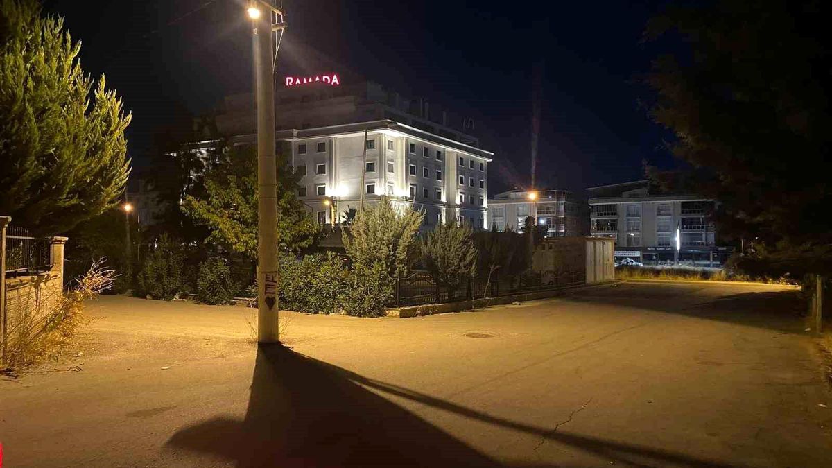 Adıyaman\'da Yol Ortasında Bulunan Elektrik Direği Kazalara Davetiye Çıkarıyor