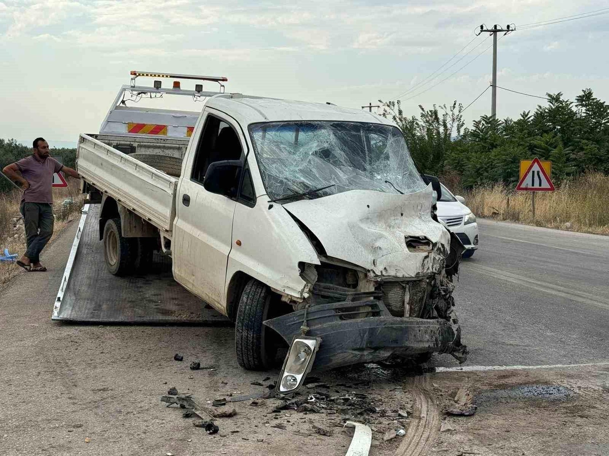 İznik\'te tır ile kamyonet çarpıştı: 3 yaralı
