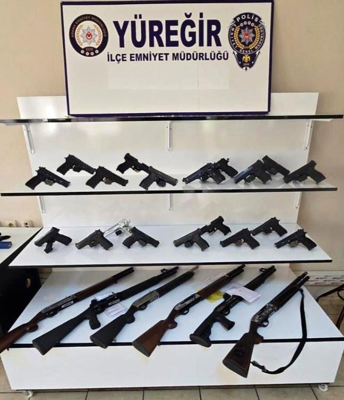 Adana\'da Yüreğir Polisleri 25 Ruhsatsız Silah ve 76 Aranan Kişiyi Yakaladı