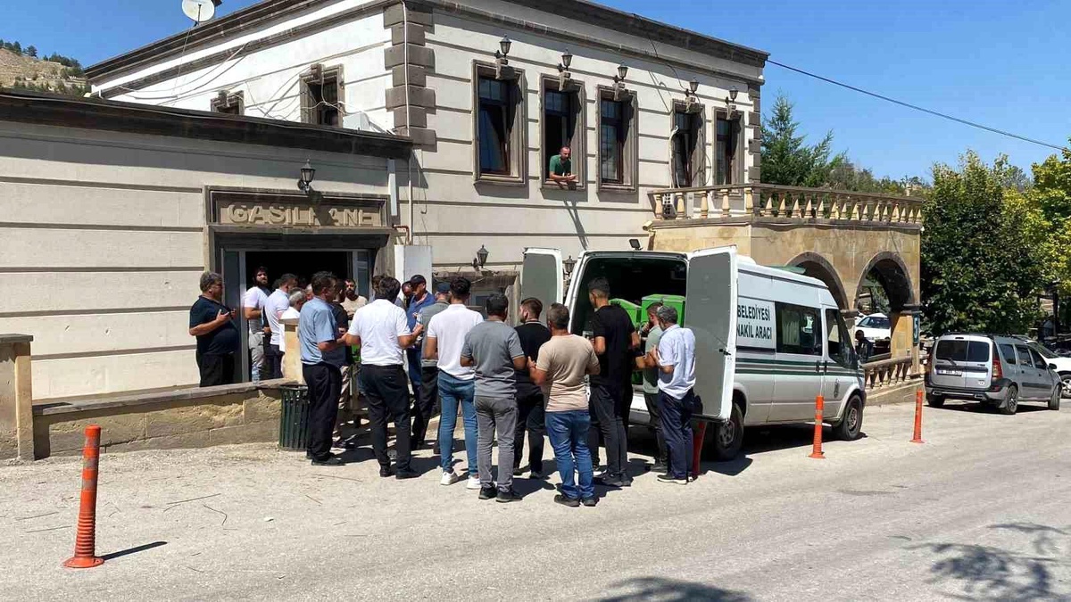Çankırı\'da alacak-verecek meselesi sebebiyle çıkan kavgada tüfekle vurulan şahıs son yolculuğuna uğurlandı