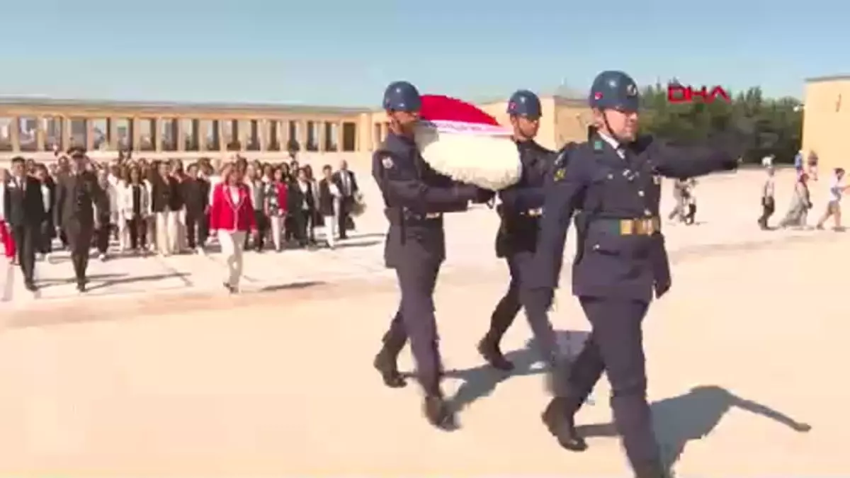 CHP Kadın Kolları Genel Başkanı Asu Kaya Anıtkabir\'i ziyaret etti