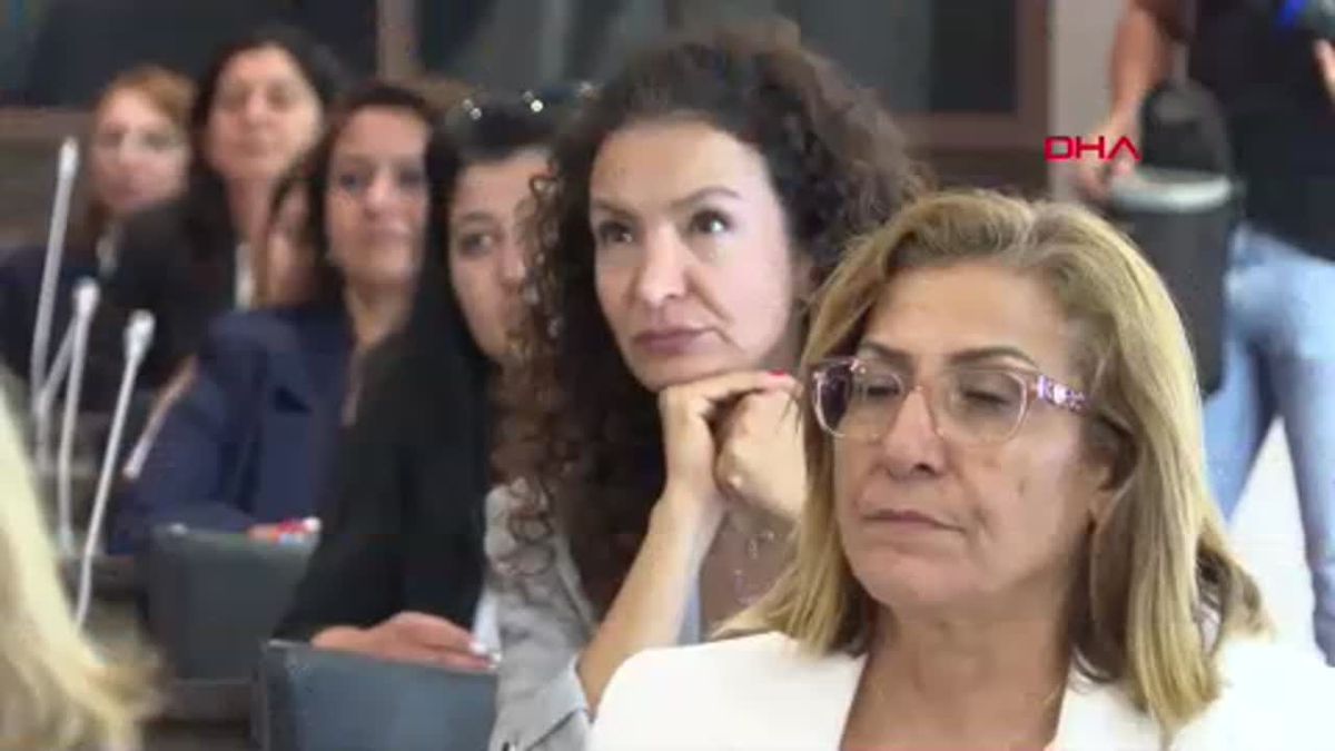 CHP Genel Başkanı Özgür Özel, Kadın Kolları yönetimiyle bir araya geldi