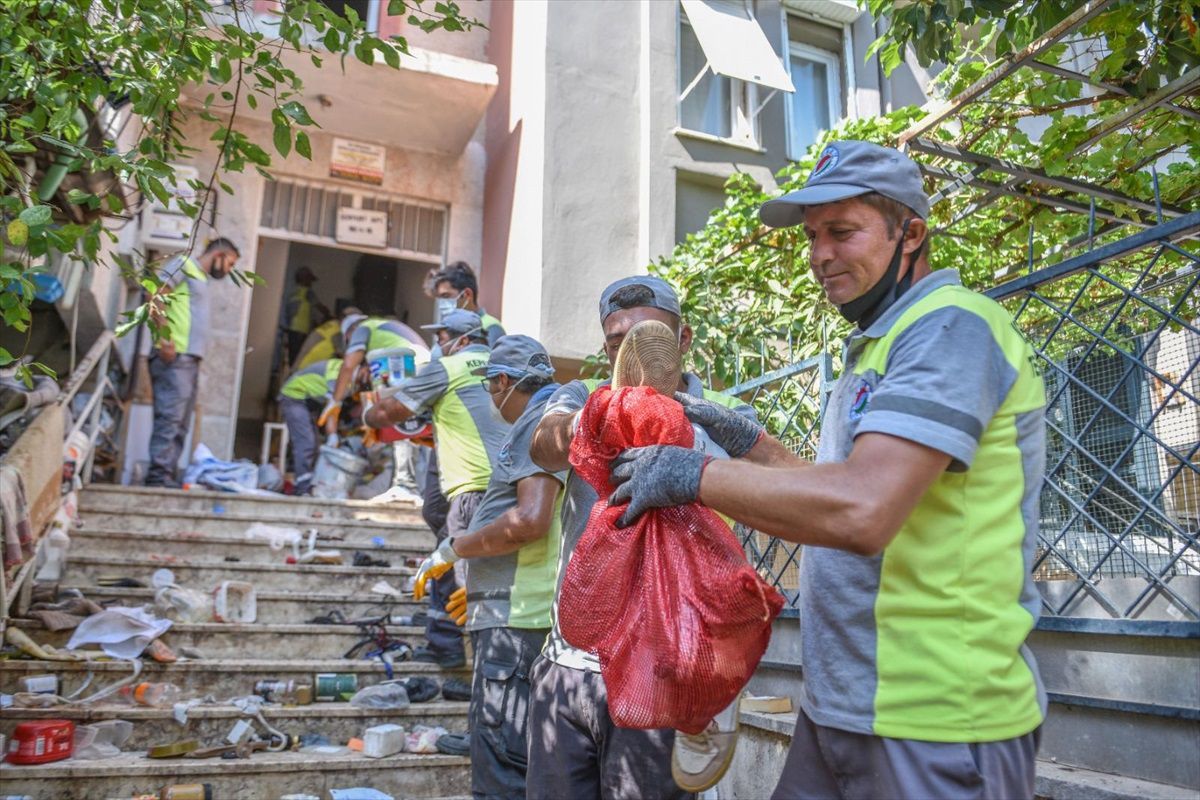 Antalya\'da bir apartmanda biriktirilen atıklar temizlendi
