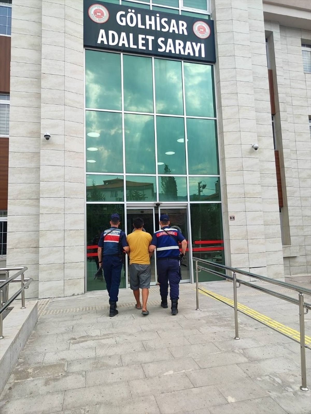 Burdur\'da Uyuşturucu Operasyonu: 15 Şüpheliden Bir Tutuklandı