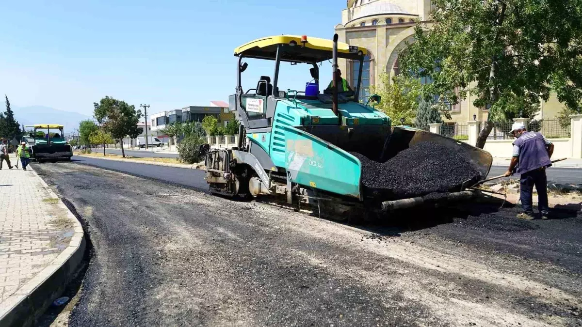 Kahramanmaraş Büyükşehir Belediyesi Kavlaklı Mahallesi\'nin Ana Arterini Yeniliyor