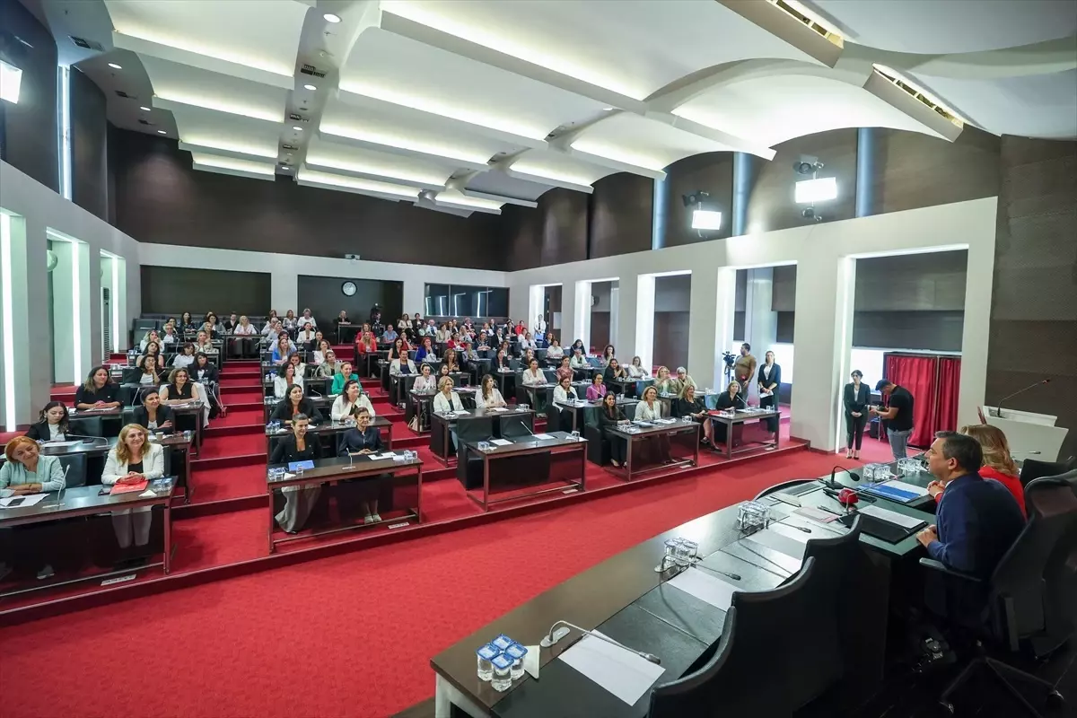 CHP Genel Başkanı Özgür Özel, Kadın Kolları İl Başkanları ile bir araya geldi