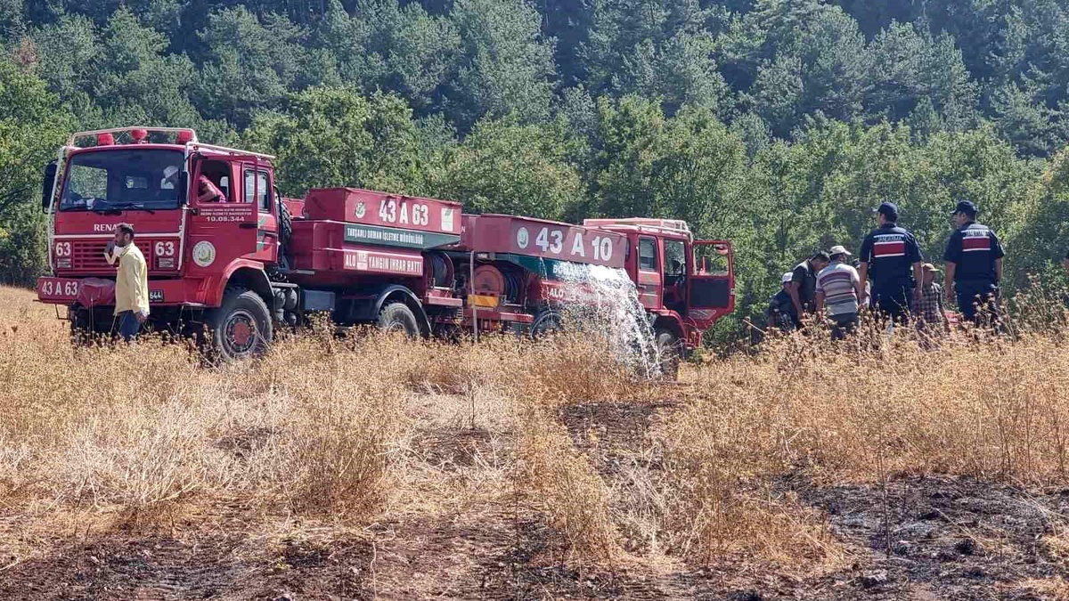 Kütahya\'da Yıldırım Düşmesi Sonucu Çıkan Yangın Kontrol Altına Alındı