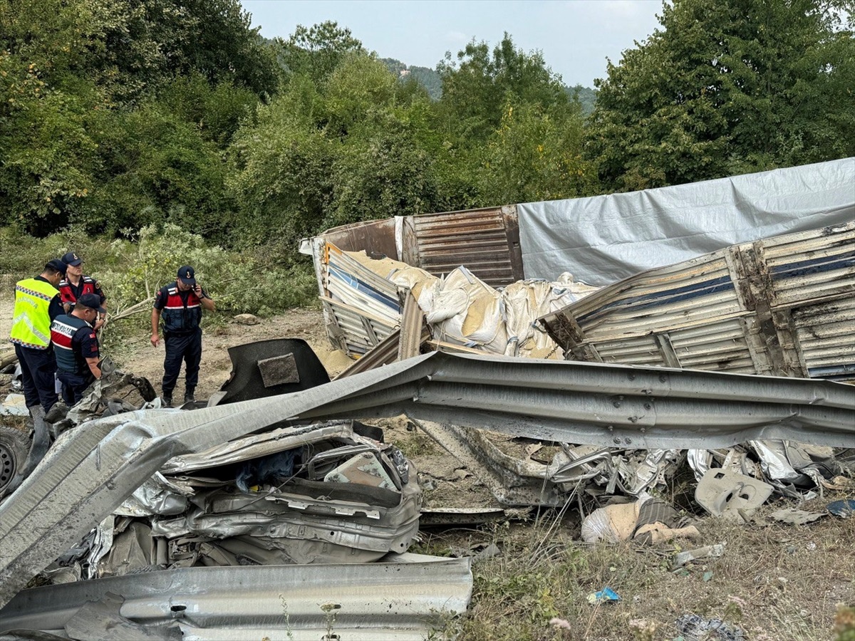 D-100 Karayolunda Tır ve Otomobil Çarpışması: 2 Ölü, 2 Yaralı