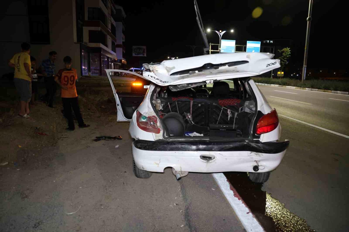 Elazığ\'da Otomobil Çarpışması: 1 Kişi Yaralandı