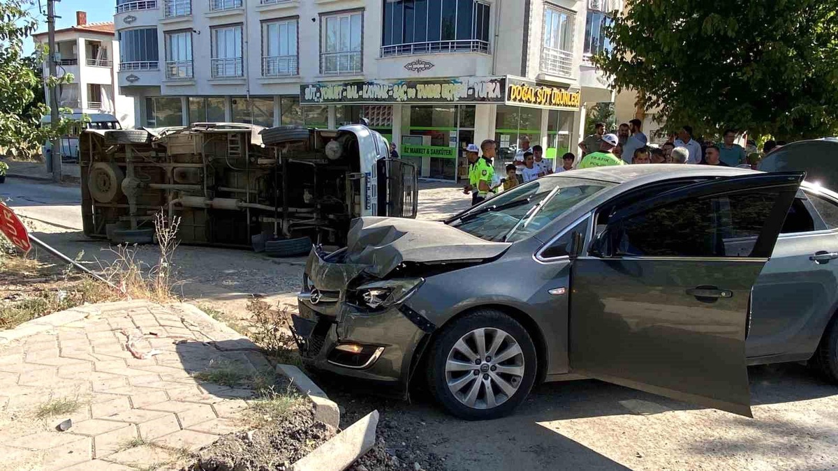 Elazığ\'da otomobil ile çarpışan minibüs yan yattı