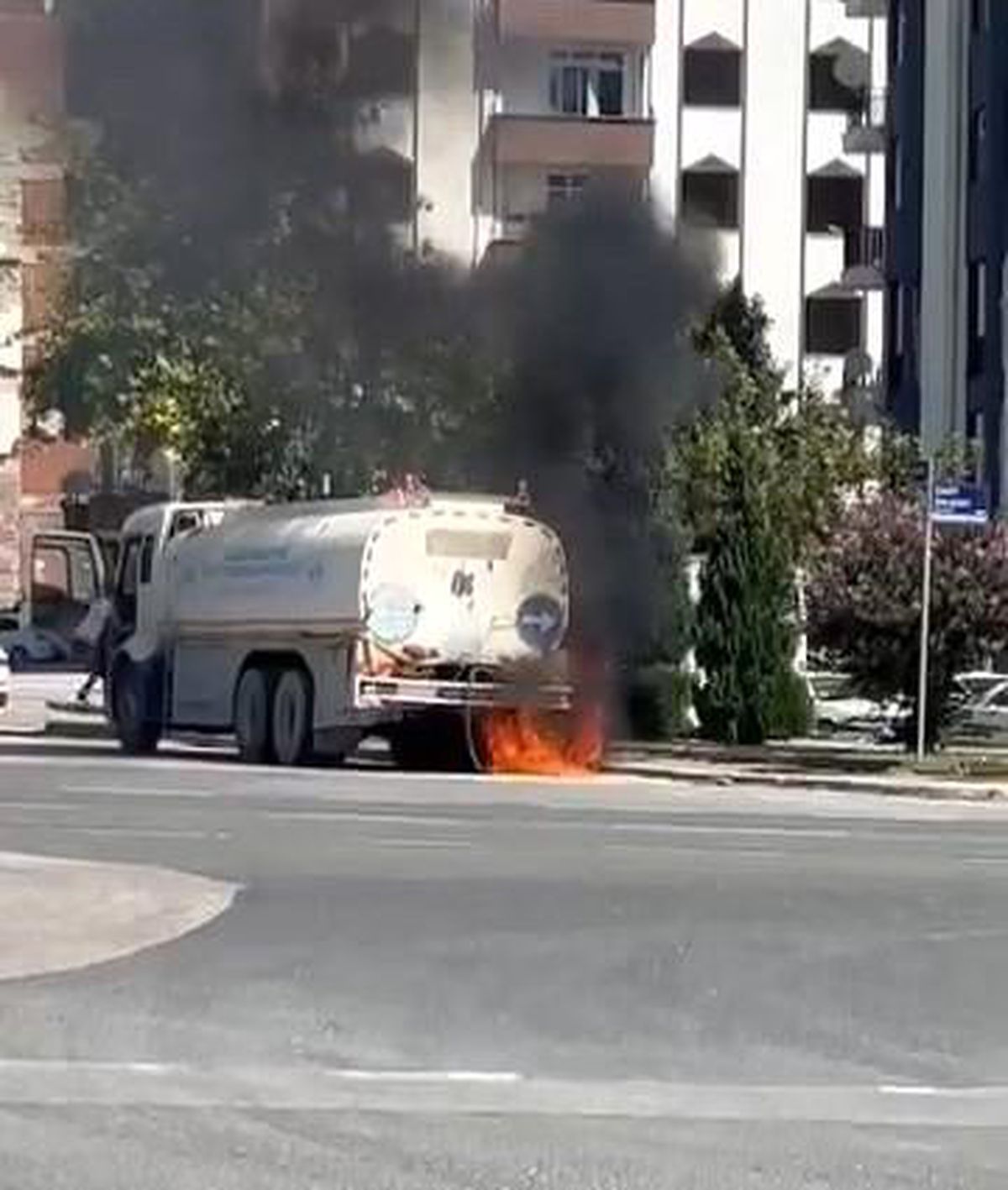 Elazığ\'da su tankeri alev aldı, yangın söndürüldü