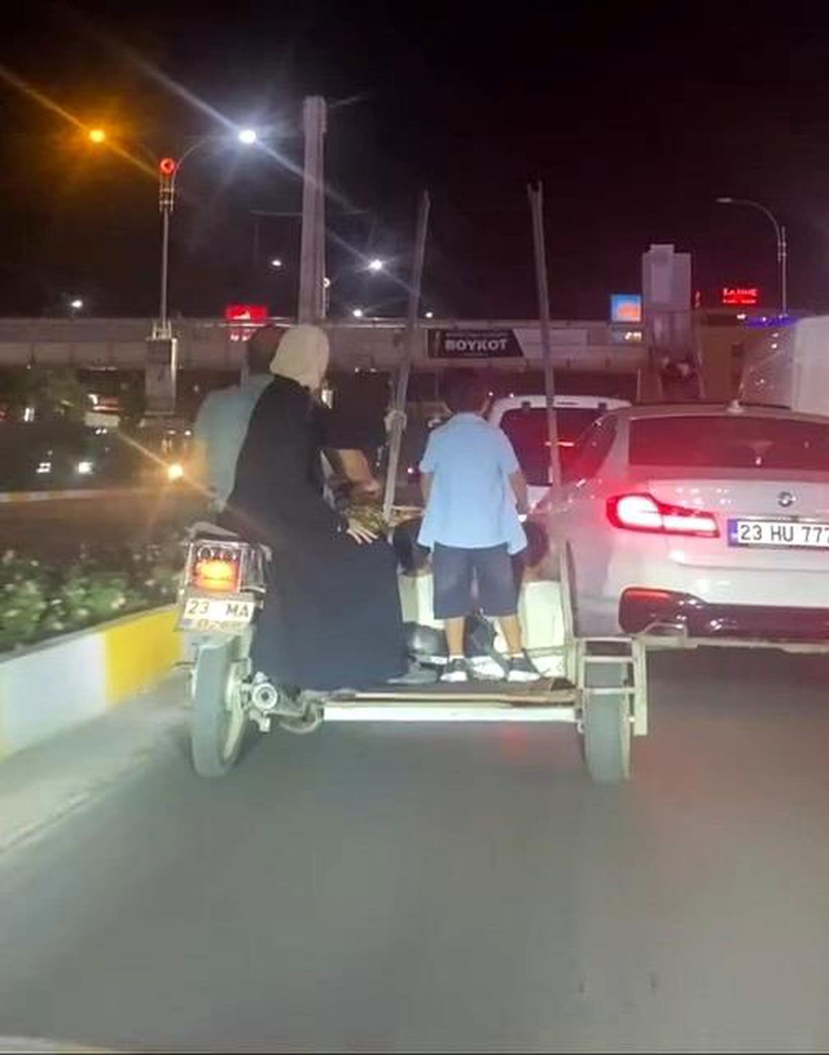 Elazığ\'da sepetli motosikletle tehlikeli yolculuk