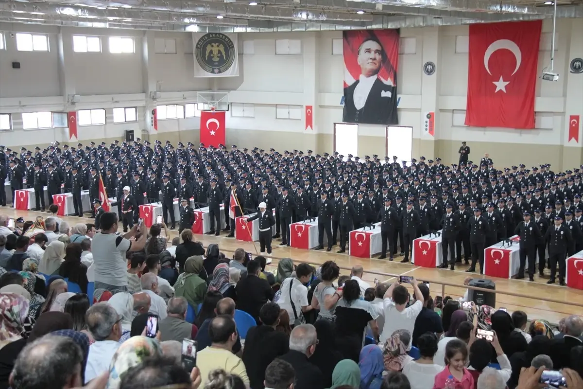 Erzincan Polis Meslek Eğitim Merkezi\'nde Mezuniyet Töreni Düzenlendi