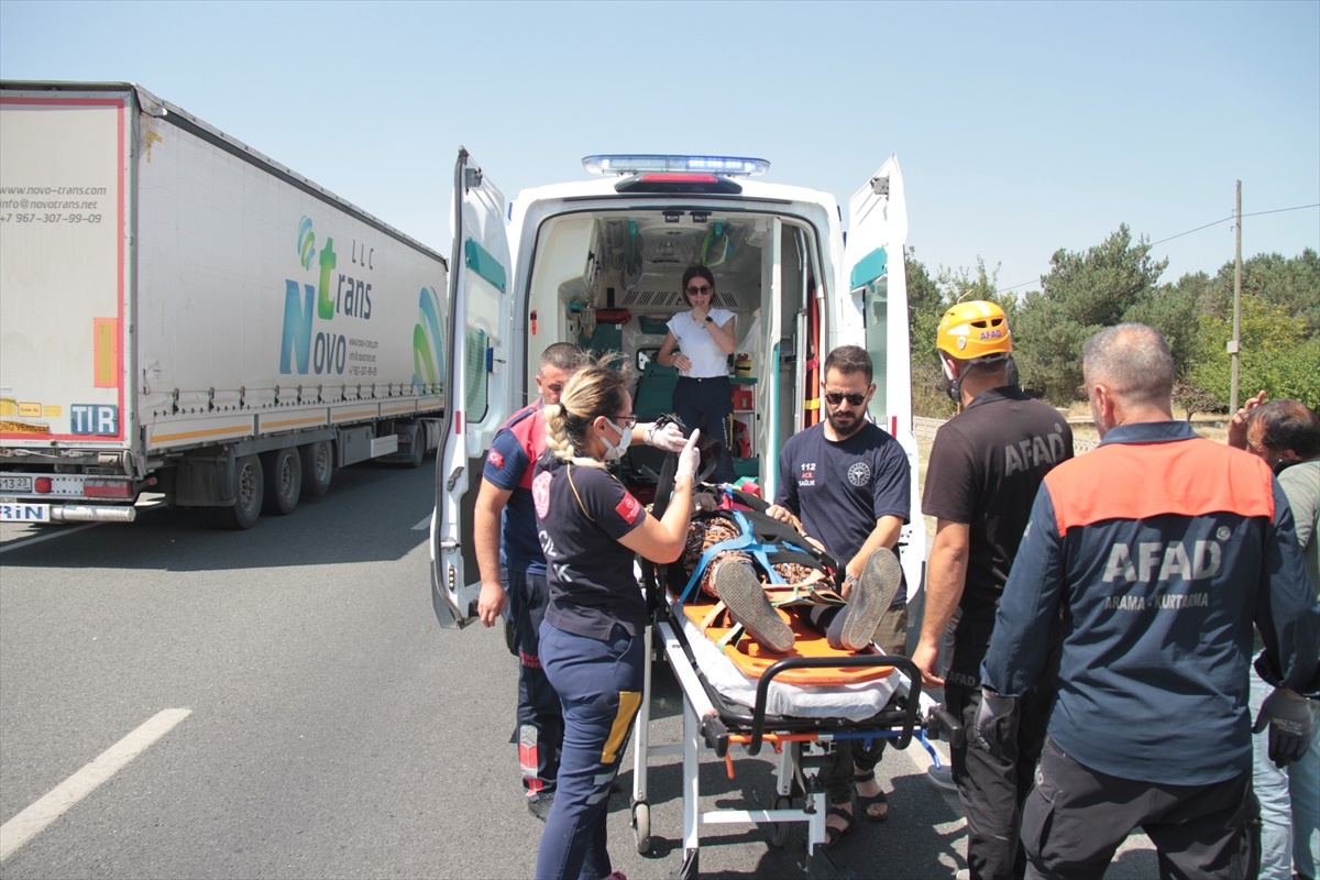 Erzincan\'da Otomobil Şarampole Düştü: 4 Yaralı