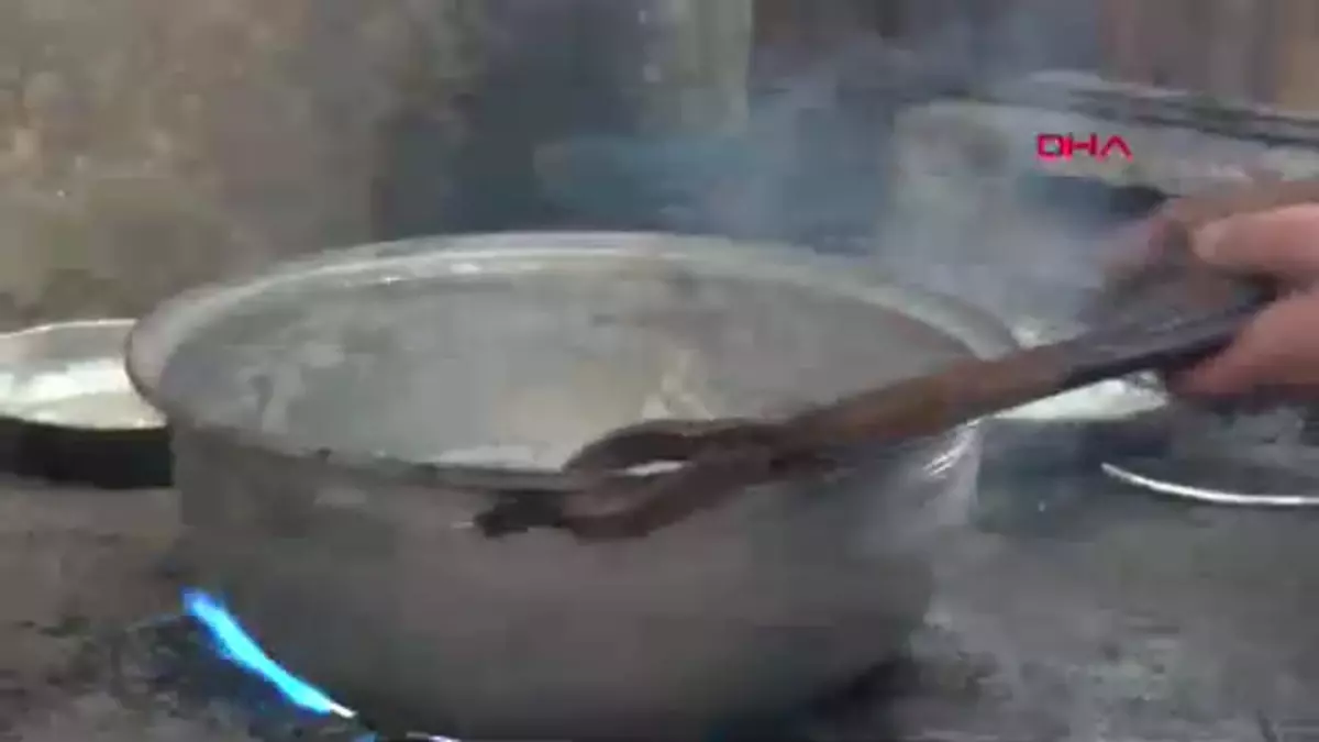 Gaziantepli 75 yaşındaki kalaycı, 65 yıldır mesleğini sürdürüyor