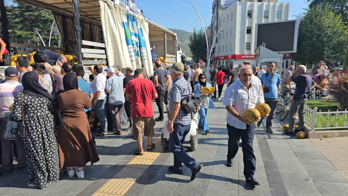 Tokat\'ta Kavun Üreticisinden Hayırseverlik Örneği