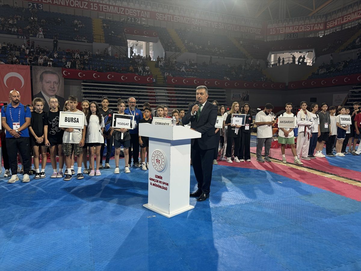 İzmir\'de Murat Şimşek Türkiye Yıldızlar Tekvando Şampiyonası başladı