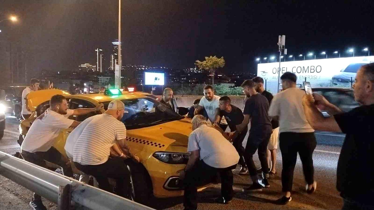 Kadıköy\'de makas atan otomobil ticari taksiye çarptı