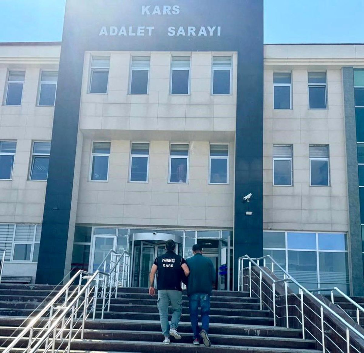 Kars\'ta Uyuşturucu Operasyonunda 432 Adet Sentetik Ecza Hapı Ele Geçirildi