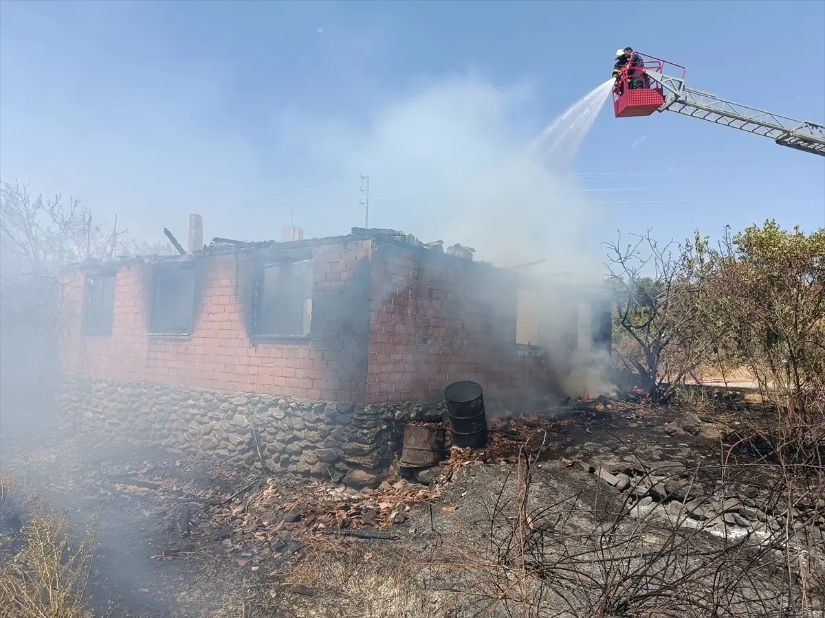 Tosya\'da çıkan yangında bir ev kullanılamaz hale geldi