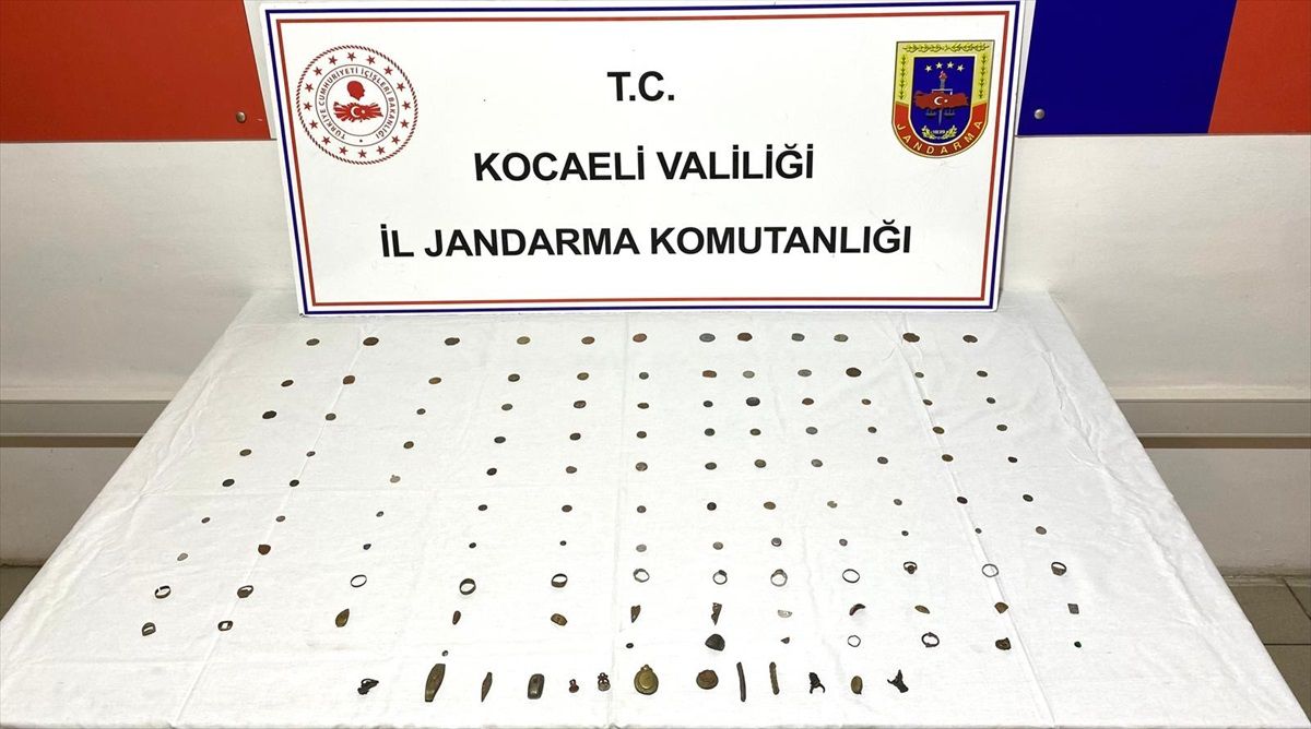 Gebze\'de Tarihi Eser Kaçakçılığı Operasyonu: 24 Obje ve 88 Sikke Bulundu