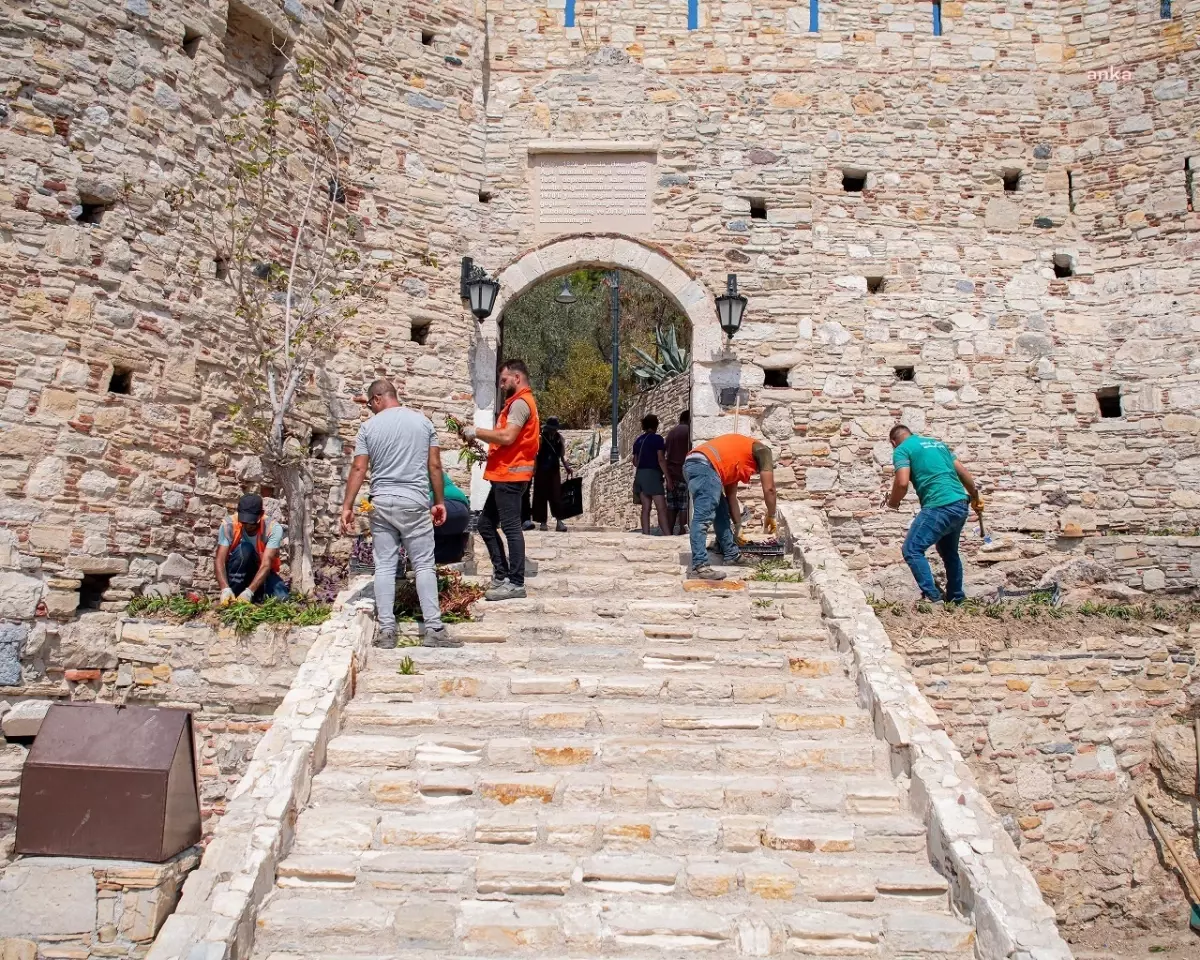 Kuşadası Belediyesi Güvercinada Kalesi\'nde peyzaj düzenlemesine başladı