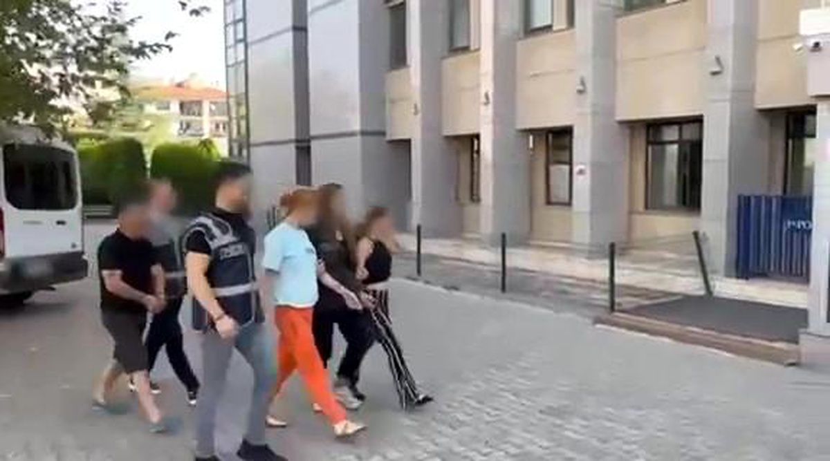 Denizli\'de Sahte Bileklik ve Kolye Satmaya Çalışan Dolandırıcılar Yakalandı