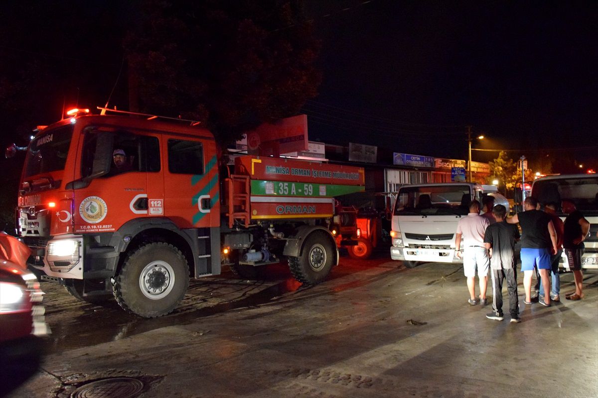 Manisa\'da Sanayi Sitesinde Çıkan Yangın İki İş Yerinde Hasara Yol Açtı