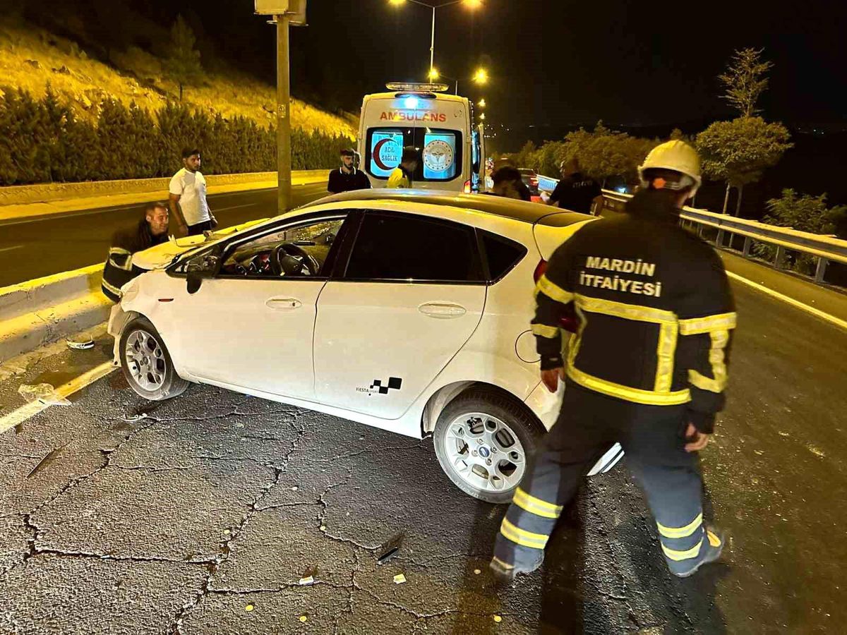 Mardin\'de refüje çarpan otomobilde 2 kişi yaralandı